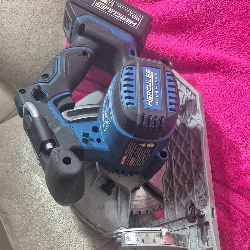 Cordless Circular Saw - Black and Blue - Picture 6 of 7